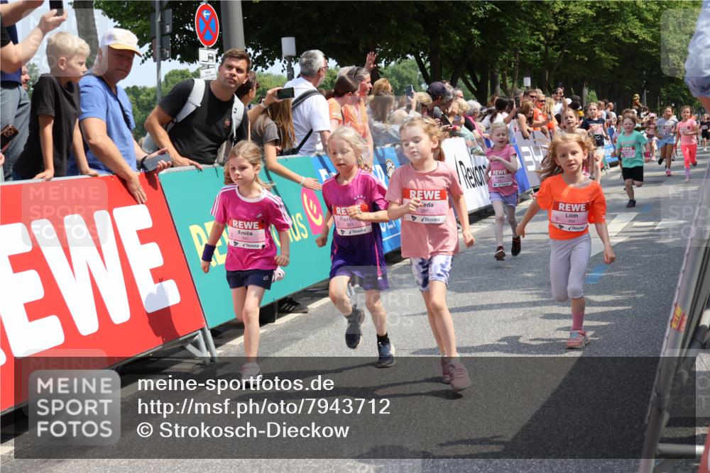 15.06.2025 - REWE Women's Run Strokosch-Dieckow http://msf.ph/oto/7943712 15.06.2025 11:35:47 Ziel 125, 133, 147, 164, 168, 177, 181, 190, 198, 199, 226, 238, 239, 262, 265, 281, 294, 297, 300, 308, 321 meine-sportfotos.de