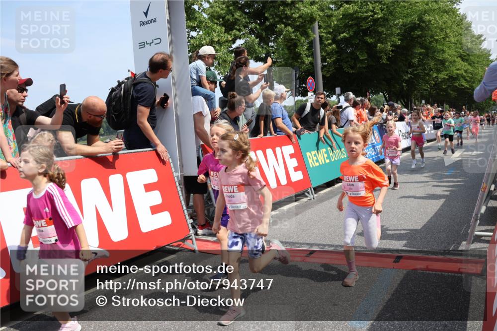 15.06.2025 - REWE Women's Run Strokosch-Dieckow http://msf.ph/oto/7943747 15.06.2025 11:35:48 Ziel 125, 147, 164, 168, 177, 190, 198, 199, 226, 238, 239, 262, 265, 270, 281, 294, 297, 300, 308, 321 meine-sportfotos.de