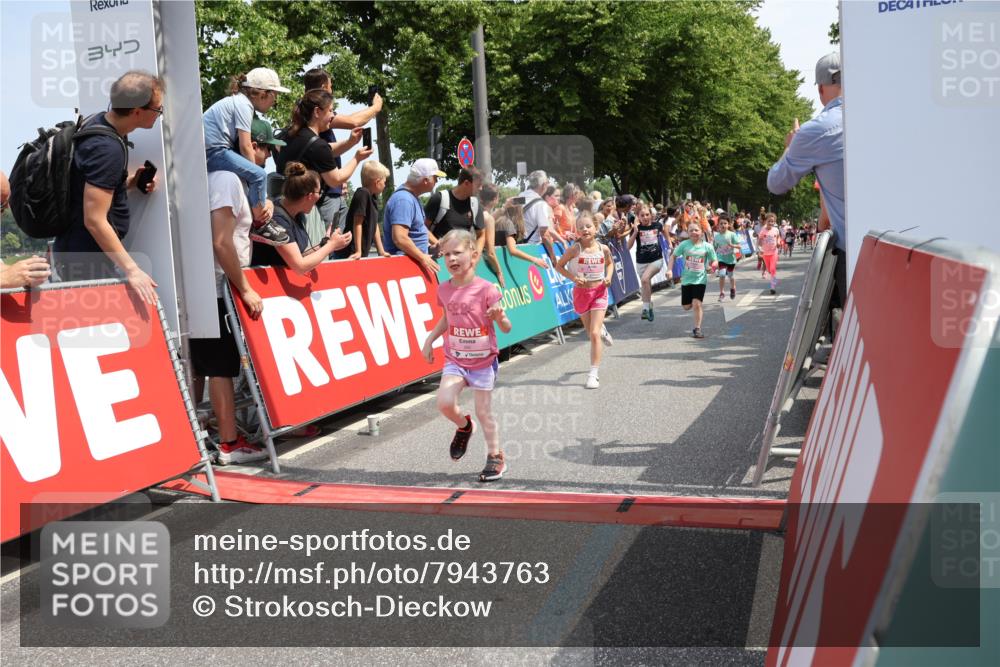 15.06.2025 - REWE Women's Run Strokosch-Dieckow http://msf.ph/oto/7943763 15.06.2025 11:35:49 Ziel 147, 164, 168, 177, 190, 198, 199, 226, 238, 239, 262, 265, 270, 294, 297, 300, 305, 308, 321 meine-sportfotos.de
