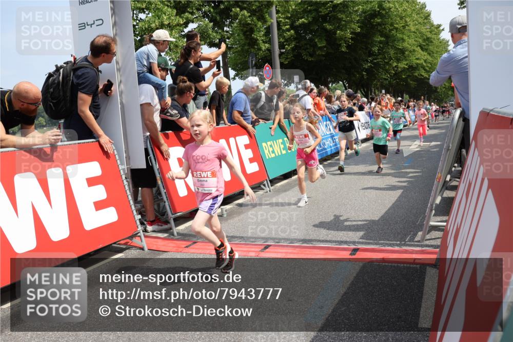 15.06.2025 - REWE Women's Run Strokosch-Dieckow http://msf.ph/oto/7943777 15.06.2025 11:35:50 Ziel 147, 155, 164, 168, 177, 190, 198, 199, 226, 238, 239, 262, 265, 270, 294, 297, 300, 305, 308, 321 meine-sportfotos.de