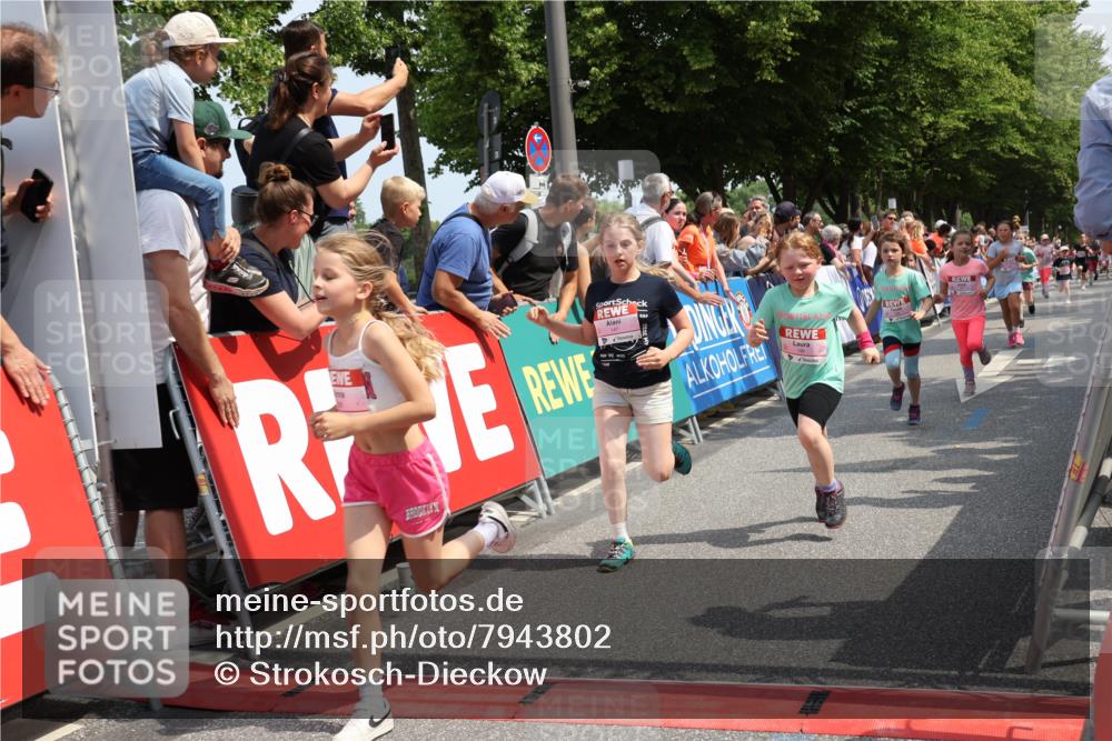 15.06.2025 - REWE Women's Run Strokosch-Dieckow http://msf.ph/oto/7943802 15.06.2025 11:35:51 Ziel 147, 155, 164, 168, 190, 198, 199, 226, 238, 239, 262, 265, 270, 294, 297, 300, 305, 321 meine-sportfotos.de