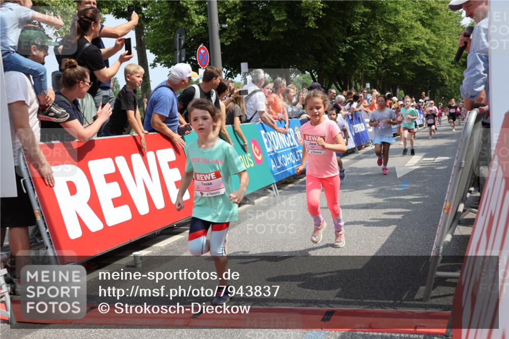 15.06.2025 - REWE Women's Run Strokosch-Dieckow http://msf.ph/oto/7943837 15.06.2025 11:35:52 Ziel 114, 147, 155, 164, 190, 198, 200, 223, 224, 238, 262, 265, 270, 294, 297, 300, 305, 321 meine-sportfotos.de