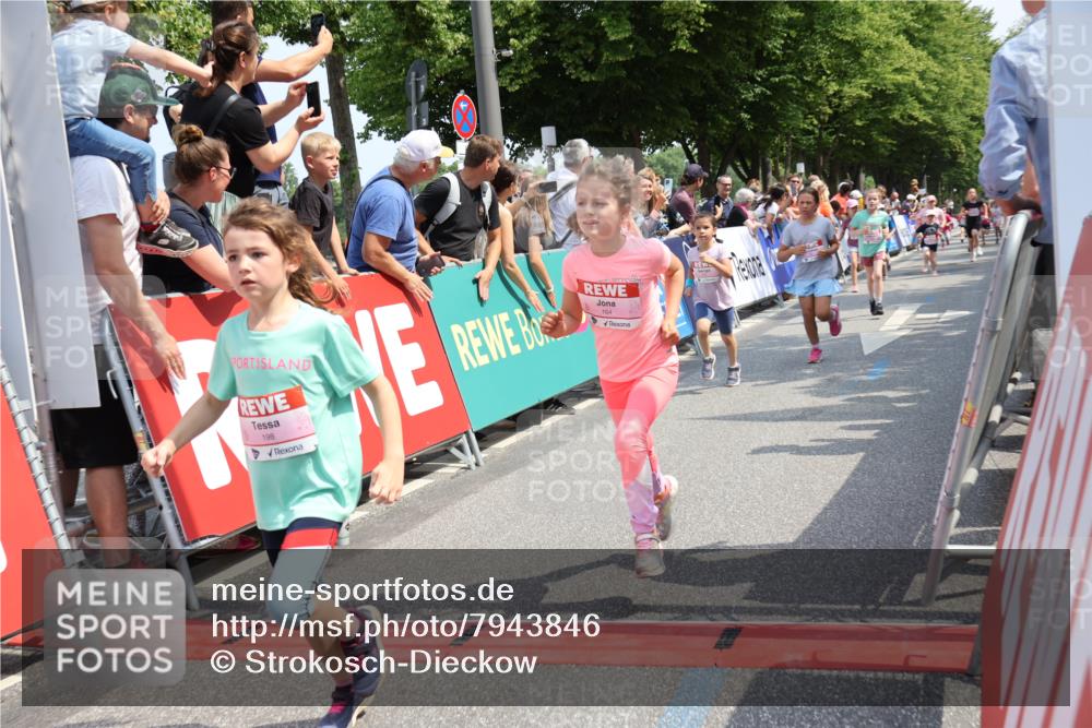 15.06.2025 - REWE Women's Run Strokosch-Dieckow http://msf.ph/oto/7943846 15.06.2025 11:35:53 Ziel 114, 147, 155, 164, 190, 198, 200, 223, 224, 262, 265, 270, 294, 297, 300, 305, 321 meine-sportfotos.de