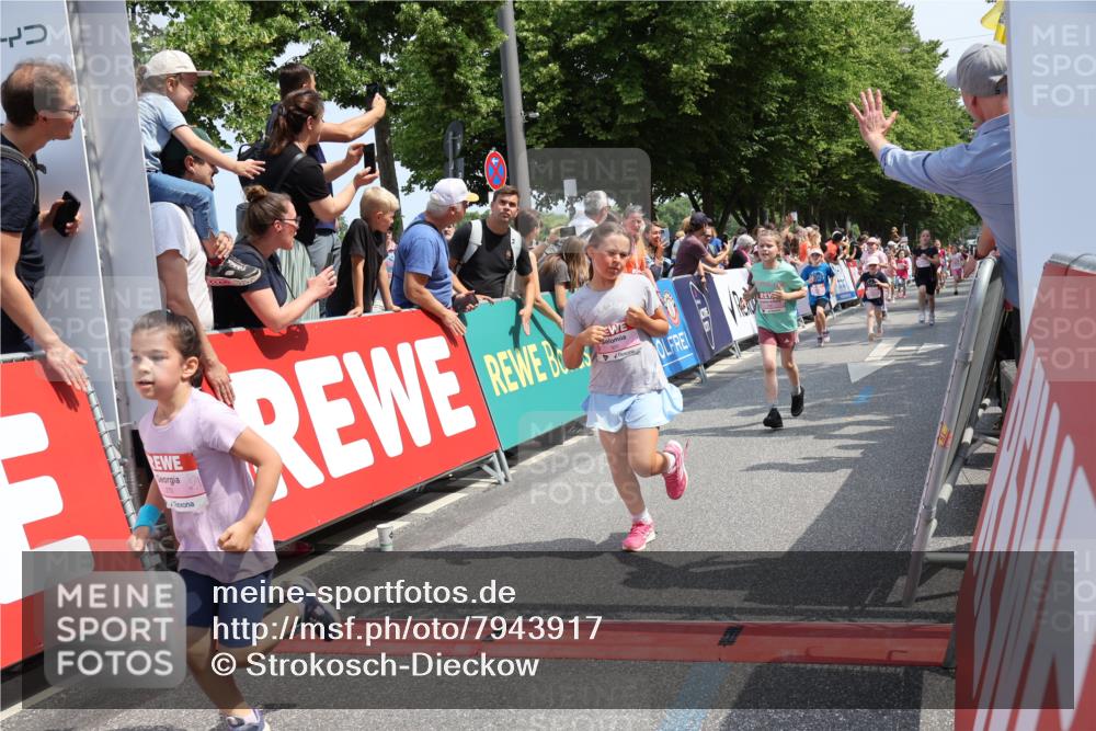 15.06.2025 - REWE Women's Run Strokosch-Dieckow http://msf.ph/oto/7943917 15.06.2025 11:35:55 Ziel 105, 114, 136, 147, 155, 164, 190, 197, 198, 200, 223, 224, 236, 262, 265, 270, 294, 297, 300, 305, 321 meine-sportfotos.de