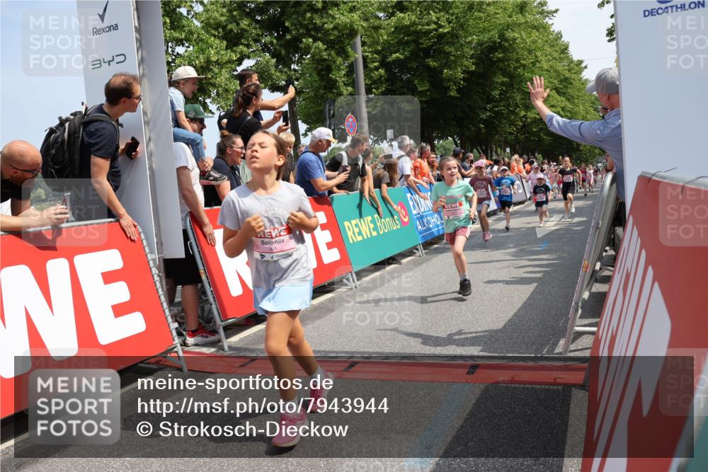 15.06.2025 - REWE Women's Run Strokosch-Dieckow http://msf.ph/oto/7943944 15.06.2025 11:35:56 Ziel 105, 114, 136, 147, 155, 164, 190, 197, 198, 200, 223, 224, 235, 236, 262, 265, 270, 305 meine-sportfotos.de
