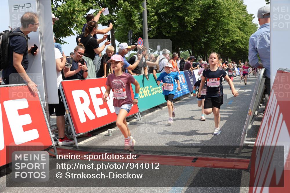 15.06.2025 - REWE Women's Run Strokosch-Dieckow http://msf.ph/oto/7944012 15.06.2025 11:35:58 Ziel 105, 114, 136, 147, 149, 155, 164, 190, 197, 198, 200, 223, 224, 235, 236, 270, 303, 305 meine-sportfotos.de