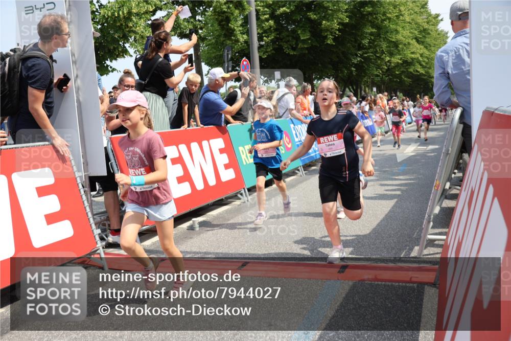 15.06.2025 - REWE Women's Run Strokosch-Dieckow http://msf.ph/oto/7944027 15.06.2025 11:35:58 Ziel 105, 114, 136, 147, 149, 155, 164, 190, 197, 198, 200, 223, 224, 235, 236, 270, 303, 305 meine-sportfotos.de