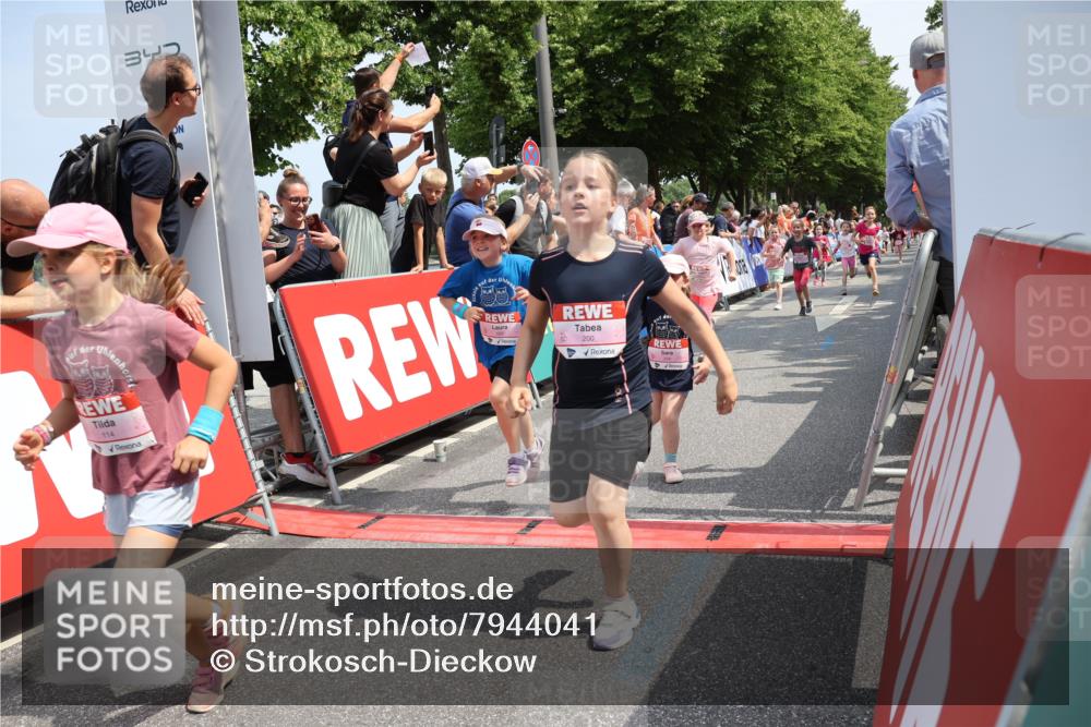 15.06.2025 - REWE Women's Run Strokosch-Dieckow http://msf.ph/oto/7944041 15.06.2025 11:35:58 Ziel 105, 114, 136, 147, 149, 155, 164, 190, 197, 198, 200, 223, 224, 235, 236, 270, 303, 305 meine-sportfotos.de