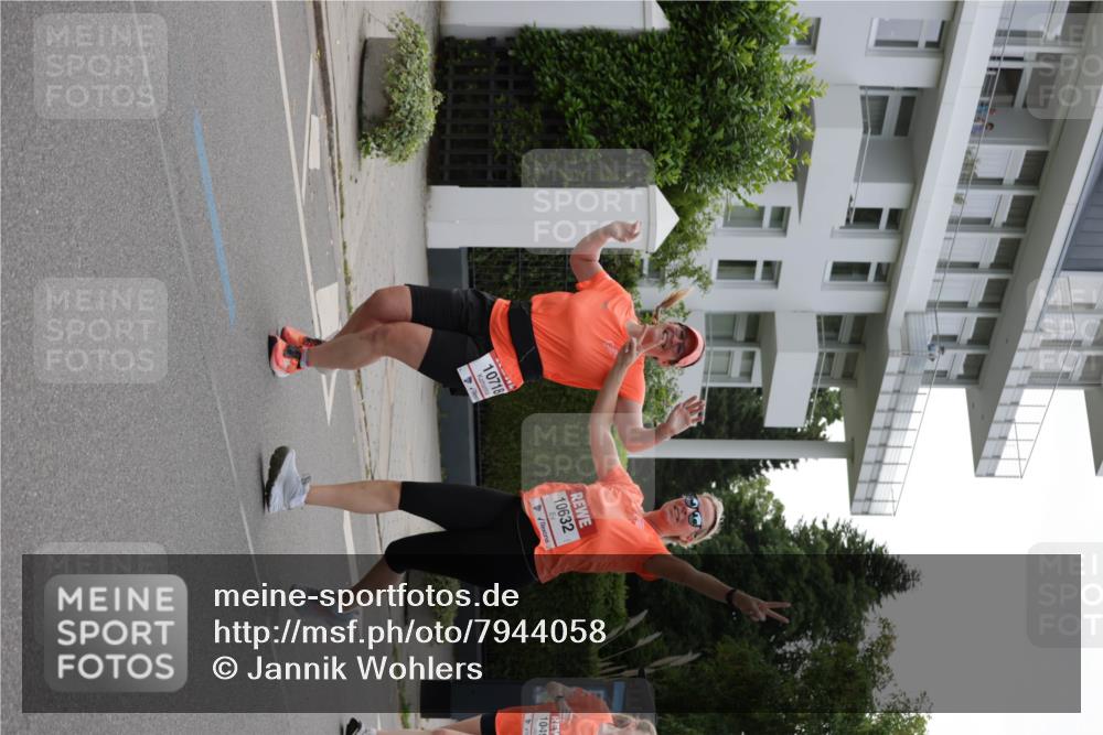 15.06.2025 - REWE Women's Run Jannik Wohlers http://msf.ph/oto/7944058 15.06.2025 08:29:11 Laufen 10718, 10632, 1049, 4 meine-sportfotos.de