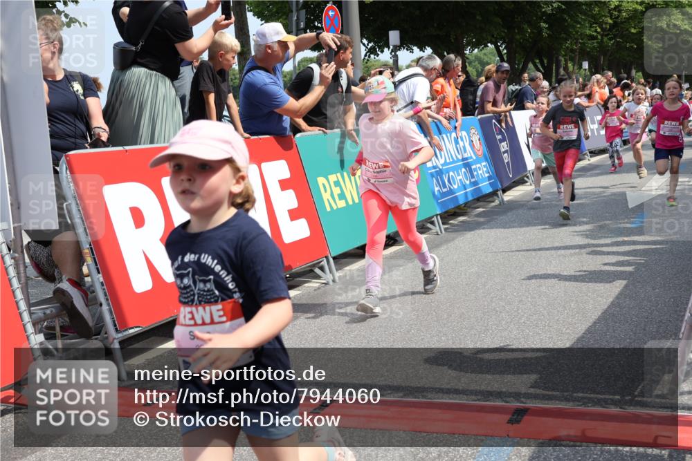 15.06.2025 - REWE Women's Run Strokosch-Dieckow http://msf.ph/oto/7944060 15.06.2025 11:35:59 Ziel 105, 114, 136, 141, 149, 155, 164, 197, 198, 200, 223, 224, 235, 236, 270, 303, 305 meine-sportfotos.de