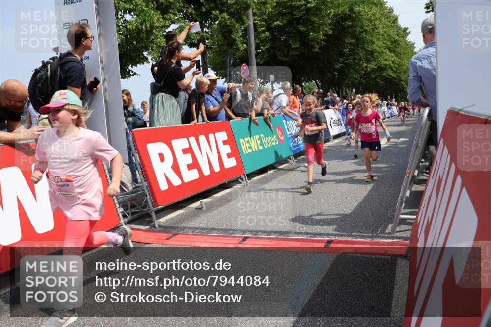 15.06.2025 - REWE Women's Run Strokosch-Dieckow http://msf.ph/oto/7944084 15.06.2025 11:36:00 Ziel 105, 114, 136, 141, 149, 155, 164, 197, 200, 223, 224, 235, 236, 266, 270, 303, 305 meine-sportfotos.de