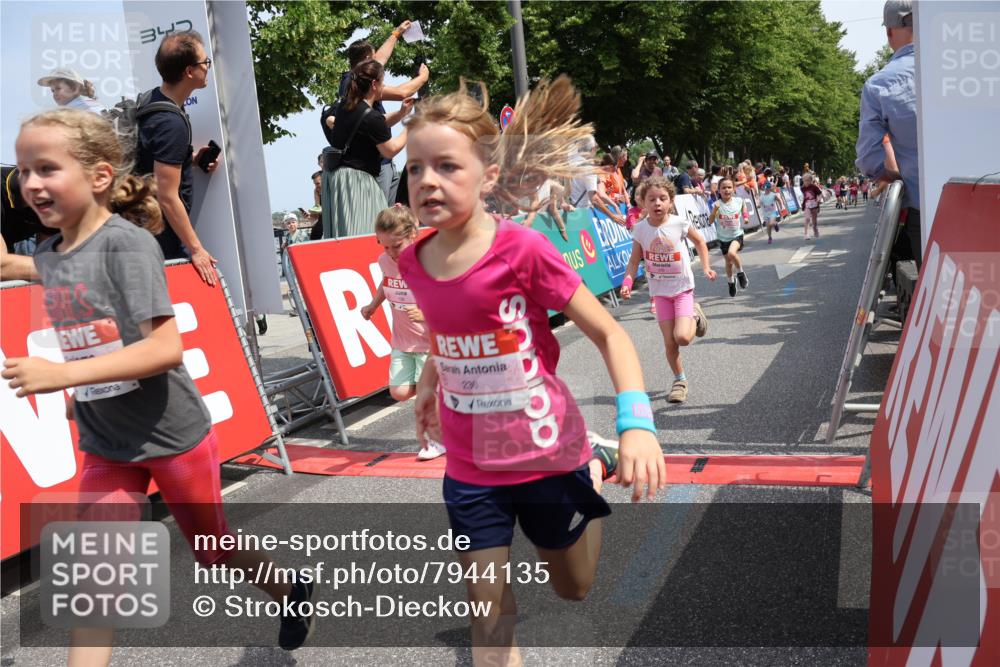 15.06.2025 - REWE Women's Run Strokosch-Dieckow http://msf.ph/oto/7944135 15.06.2025 11:36:01 Ziel 105, 114, 136, 141, 149, 155, 197, 200, 223, 224, 235, 236, 266, 270, 303, 305 meine-sportfotos.de