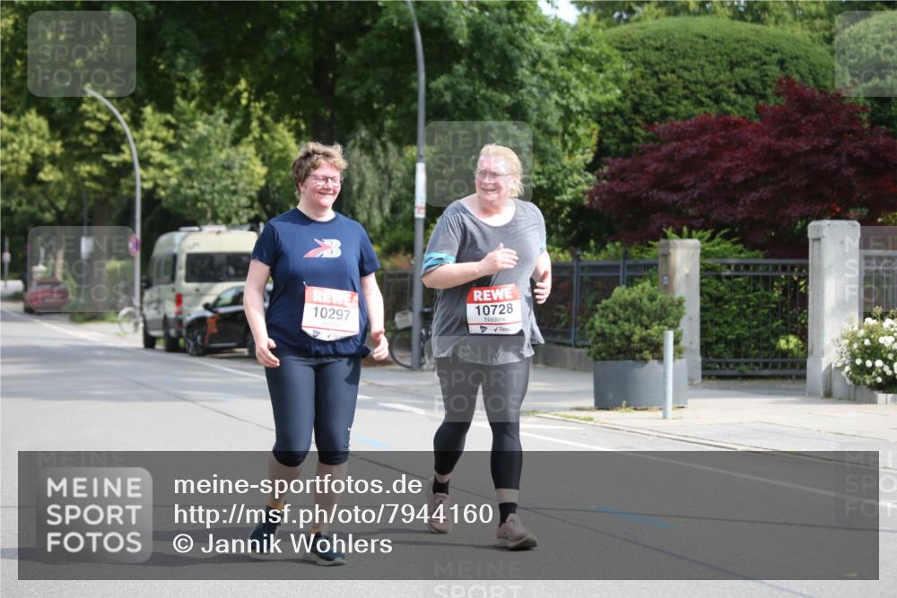15.06.2025 - REWE Women's Run Jannik Wohlers http://msf.ph/oto/7944160 15.06.2025 10:03:15 Laufen 10297, 10728 meine-sportfotos.de
