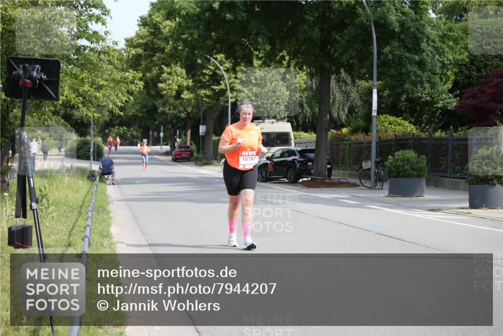 15.06.2025 - REWE Women's Run Jannik Wohlers http://msf.ph/oto/7944207 15.06.2025 10:04:06 Laufen 10787 meine-sportfotos.de