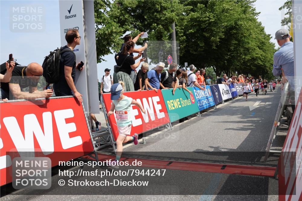 15.06.2025 - REWE Women's Run Strokosch-Dieckow http://msf.ph/oto/7944247 15.06.2025 11:36:06 Ziel 105, 136, 138, 141, 149, 196, 197, 202, 219, 235, 236, 243, 266, 303 meine-sportfotos.de