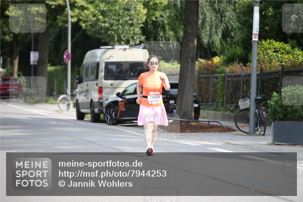 15.06.2025 - REWE Women's Run Jannik Wohlers http://msf.ph/oto/7944253 15.06.2025 10:04:11 Laufen 10576, 15 meine-sportfotos.de