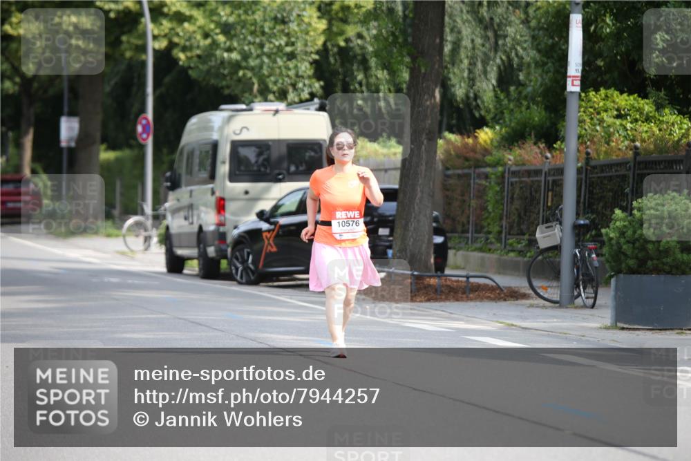 15.06.2025 - REWE Women's Run Jannik Wohlers http://msf.ph/oto/7944257 15.06.2025 10:04:11 Laufen 10576, 15 meine-sportfotos.de