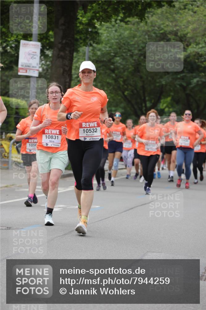 15.06.2025 - REWE Women's Run Jannik Wohlers http://msf.ph/oto/7944259 15.06.2025 08:29:22 Laufen 10831, 1056, 10532, 51 meine-sportfotos.de