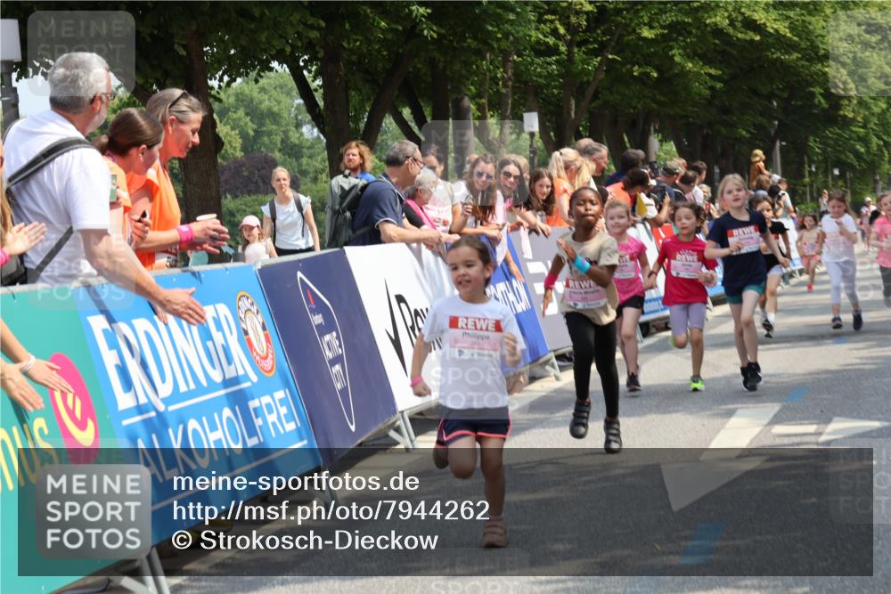 15.06.2025 - REWE Women's Run Strokosch-Dieckow http://msf.ph/oto/7944262 15.06.2025 11:36:08 Ziel 119, 129, 136, 138, 141, 149, 182, 196, 197, 202, 219, 235, 236, 243, 266, 303 meine-sportfotos.de