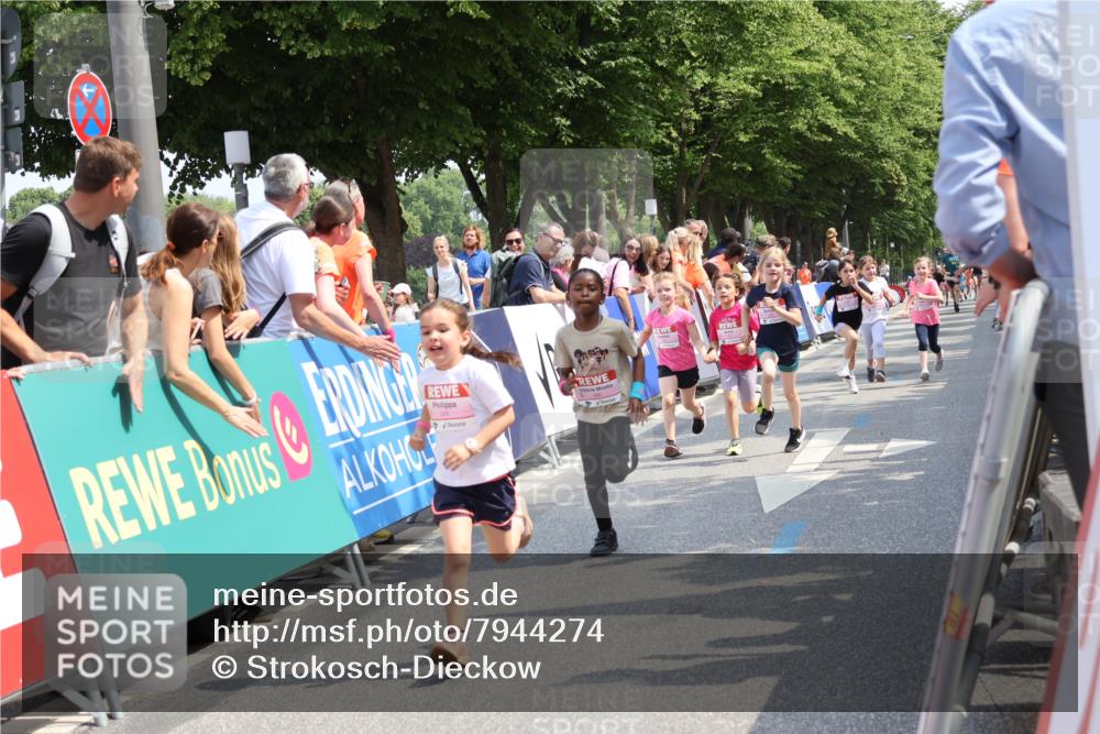 15.06.2025 - REWE Women's Run Strokosch-Dieckow http://msf.ph/oto/7944274 15.06.2025 11:36:09 Ziel 119, 129, 138, 141, 149, 182, 196, 202, 219, 235, 243, 266, 303 meine-sportfotos.de