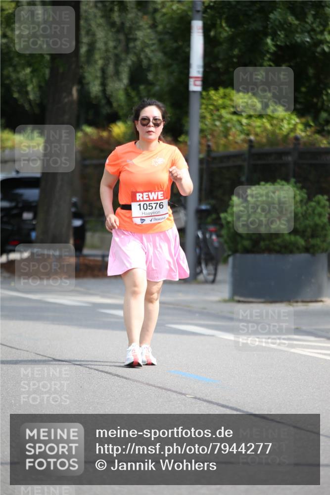 15.06.2025 - REWE Women's Run Jannik Wohlers http://msf.ph/oto/7944277 15.06.2025 10:04:14 Laufen 10576 meine-sportfotos.de