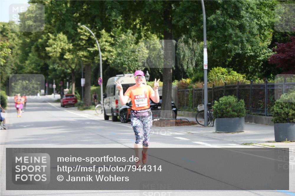 15.06.2025 - REWE Women's Run Jannik Wohlers http://msf.ph/oto/7944314 15.06.2025 10:04:32 Laufen 10467 meine-sportfotos.de