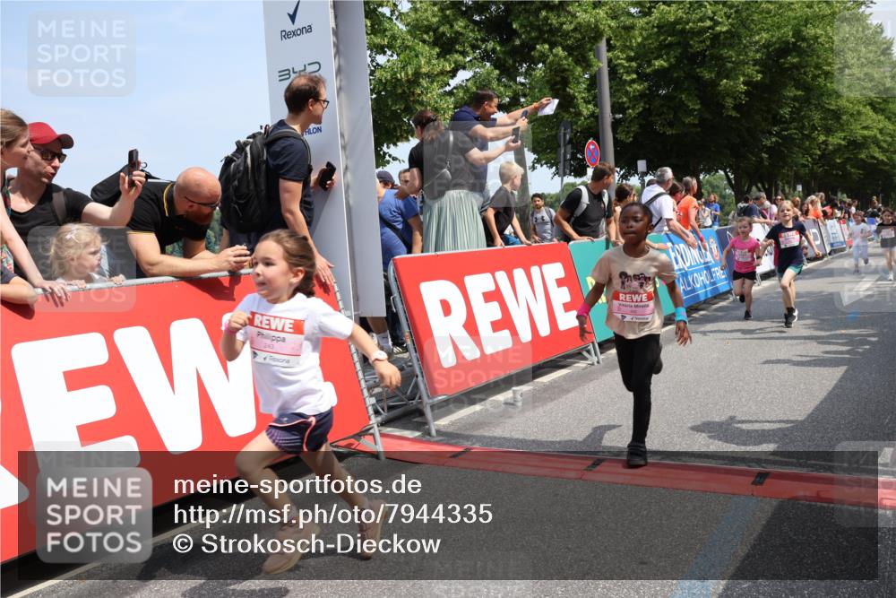 15.06.2025 - REWE Women's Run Strokosch-Dieckow http://msf.ph/oto/7944335 15.06.2025 11:36:10 Ziel 119, 129, 138, 141, 149, 182, 196, 202, 219, 243, 266, 303 meine-sportfotos.de