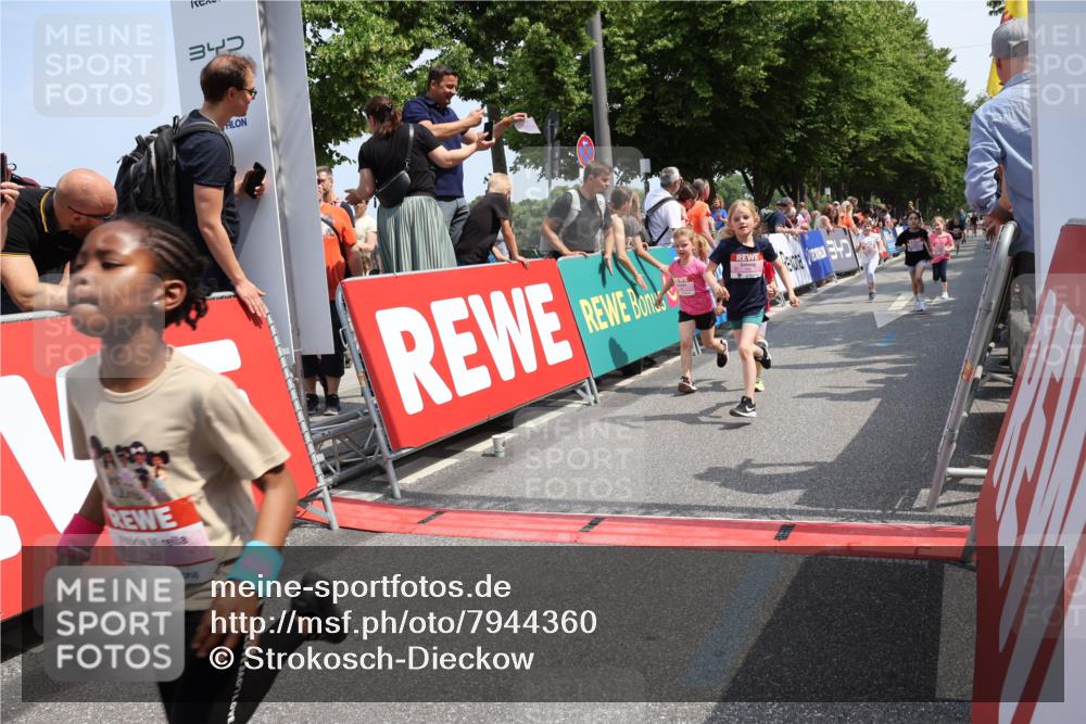 15.06.2025 - REWE Women's Run Strokosch-Dieckow http://msf.ph/oto/7944360 15.06.2025 11:36:11 Ziel 119, 129, 138, 141, 182, 196, 202, 219, 243, 266 meine-sportfotos.de