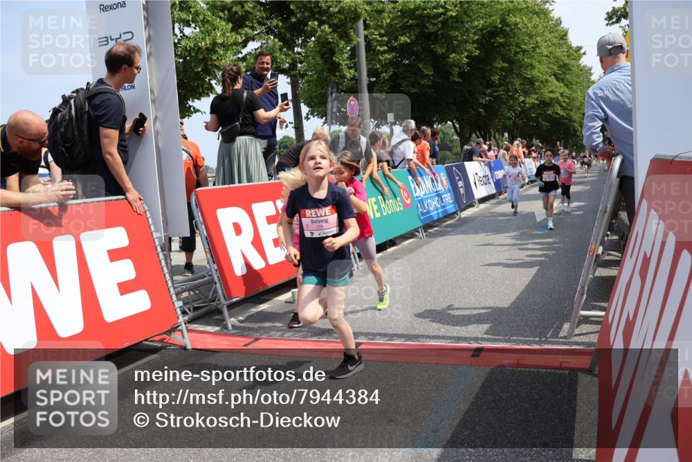 15.06.2025 - REWE Women's Run Strokosch-Dieckow http://msf.ph/oto/7944384 15.06.2025 11:36:11 Ziel 119, 129, 138, 141, 182, 196, 202, 219, 243, 266 meine-sportfotos.de