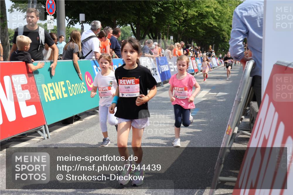 15.06.2025 - REWE Women's Run Strokosch-Dieckow http://msf.ph/oto/7944439 15.06.2025 11:36:13 Ziel 119, 129, 138, 182, 196, 202, 219, 241, 243, 266, 271 meine-sportfotos.de