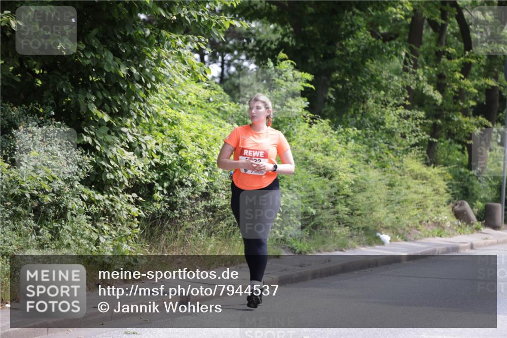 15.06.2025 - REWE Women's Run Jannik Wohlers http://msf.ph/oto/7944537 15.06.2025 10:17:51 Laufen 7422 meine-sportfotos.de