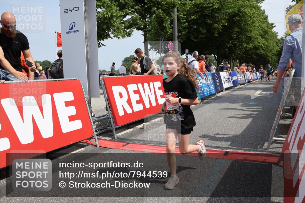 15.06.2025 - REWE Women's Run Strokosch-Dieckow http://msf.ph/oto/7944539 15.06.2025 11:36:19 Ziel 119, 129, 138, 182, 241, 271 meine-sportfotos.de
