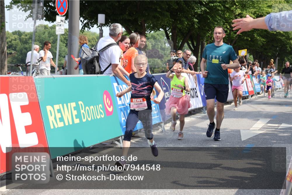 15.06.2025 - REWE Women's Run Strokosch-Dieckow http://msf.ph/oto/7944548 15.06.2025 11:36:25 Ziel 117, 127, 215, 241, 271, 289 meine-sportfotos.de