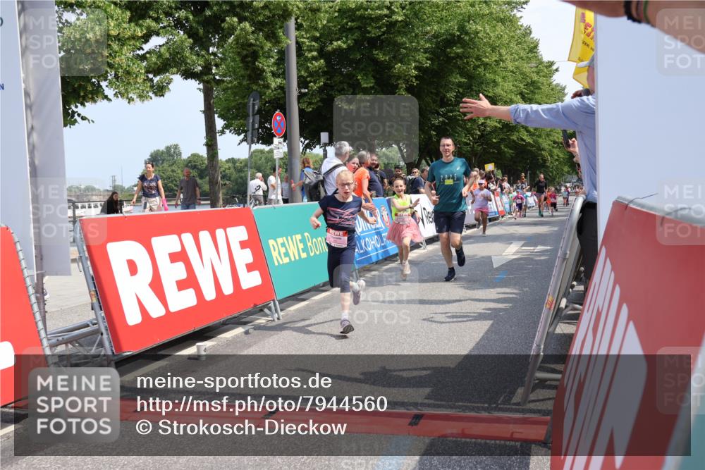 15.06.2025 - REWE Women's Run Strokosch-Dieckow http://msf.ph/oto/7944560 15.06.2025 11:36:25 Ziel 117, 127, 215, 241, 271, 289 meine-sportfotos.de