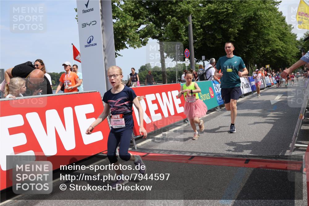15.06.2025 - REWE Women's Run Strokosch-Dieckow http://msf.ph/oto/7944597 15.06.2025 11:36:26 Ziel 117, 127, 215, 241, 272, 289 meine-sportfotos.de