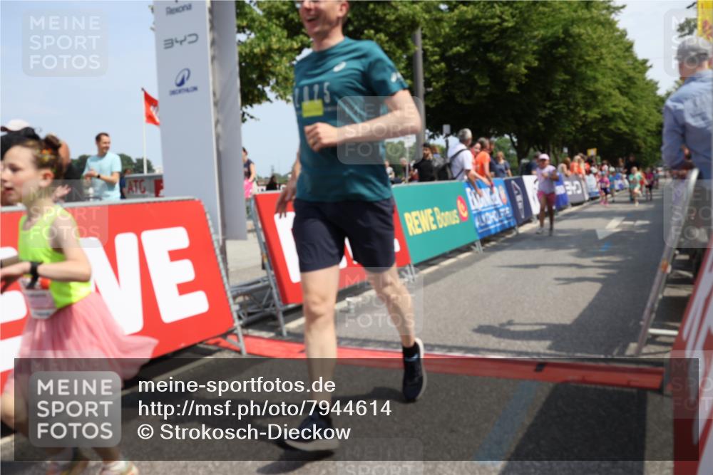 15.06.2025 - REWE Women's Run Strokosch-Dieckow http://msf.ph/oto/7944614 15.06.2025 11:36:27 Ziel 117, 127, 215, 272, 289 meine-sportfotos.de