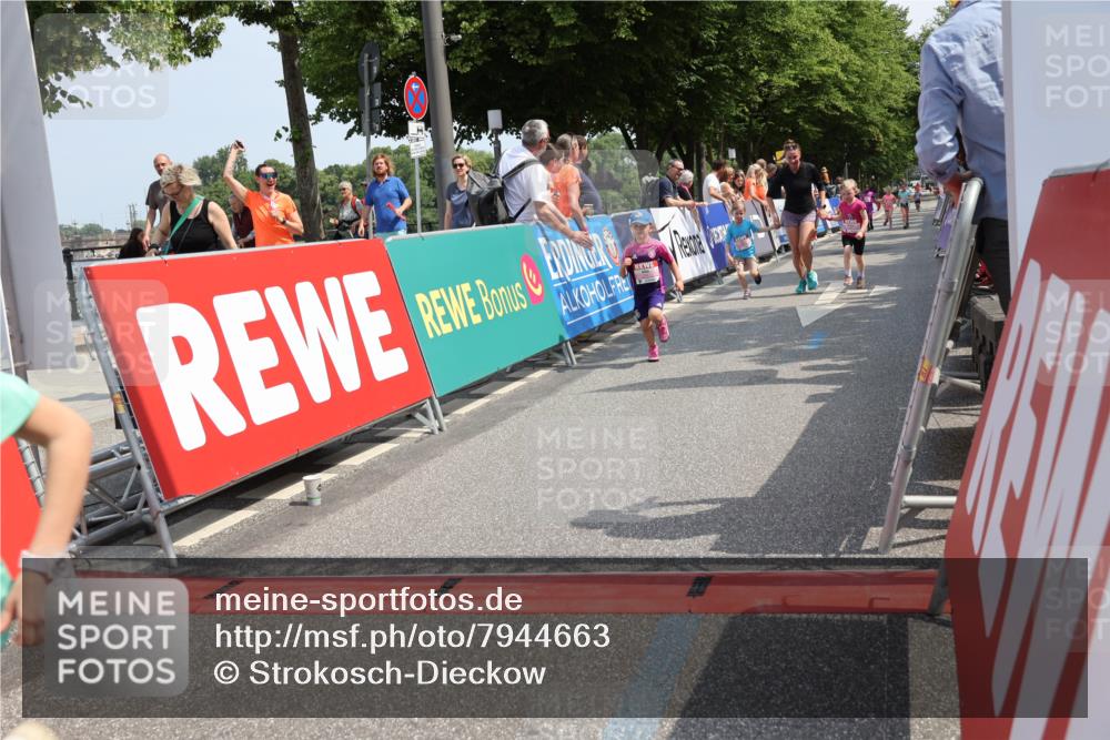 15.06.2025 - REWE Women's Run Strokosch-Dieckow http://msf.ph/oto/7944663 15.06.2025 11:36:31 Ziel 109, 117, 127, 215, 259, 272, 289, 320 meine-sportfotos.de