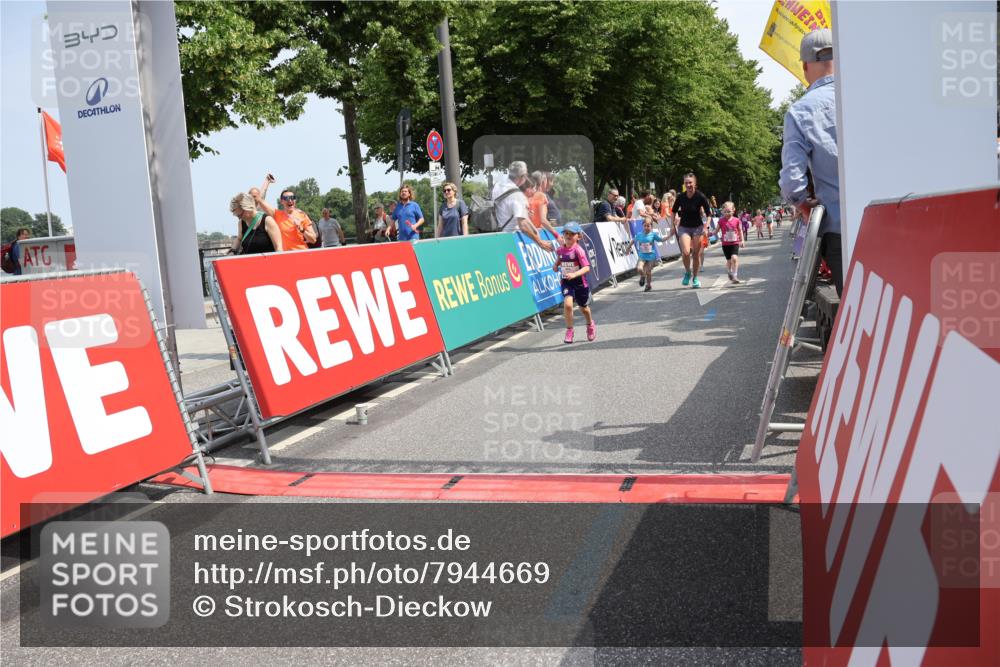 15.06.2025 - REWE Women's Run Strokosch-Dieckow http://msf.ph/oto/7944669 15.06.2025 11:36:31 Ziel 109, 117, 127, 215, 259, 272, 289, 320 meine-sportfotos.de