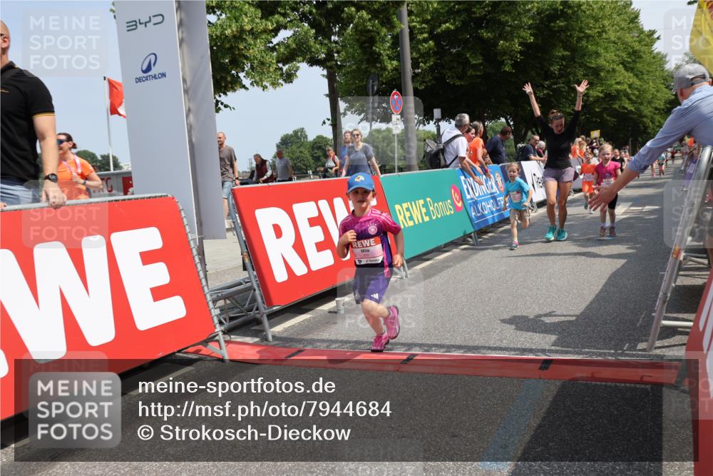 15.06.2025 - REWE Women's Run Strokosch-Dieckow http://msf.ph/oto/7944684 15.06.2025 11:36:32 Ziel 109, 117, 127, 171, 215, 259, 272, 289, 320 meine-sportfotos.de