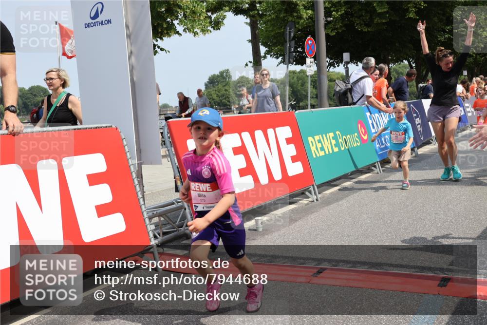 15.06.2025 - REWE Women's Run Strokosch-Dieckow http://msf.ph/oto/7944688 15.06.2025 11:36:33 Ziel 109, 117, 127, 171, 215, 259, 272, 279, 289, 320 meine-sportfotos.de