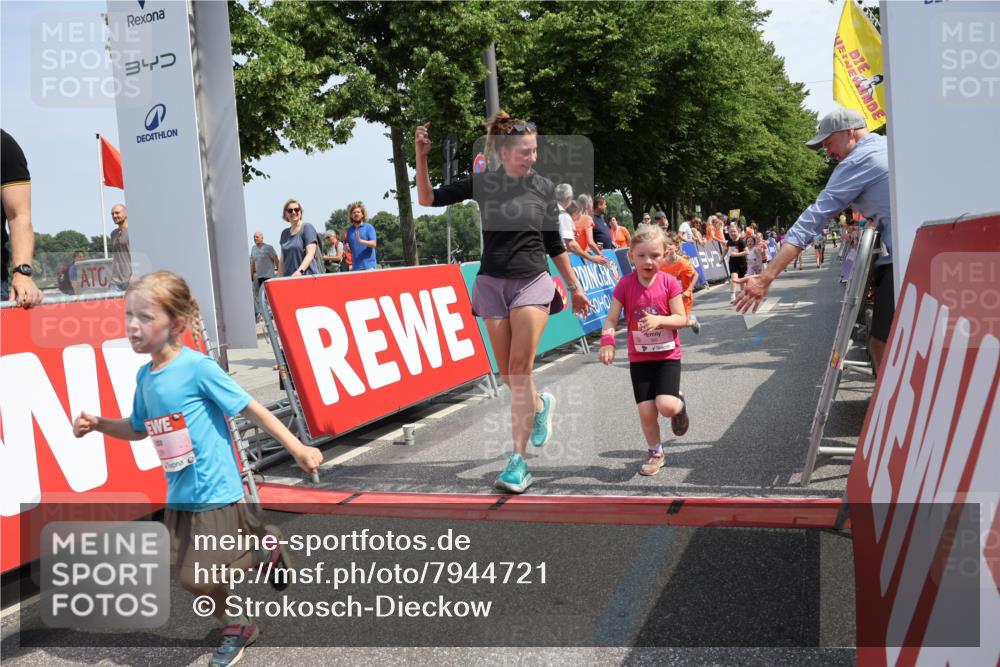 15.06.2025 - REWE Women's Run Strokosch-Dieckow http://msf.ph/oto/7944721 15.06.2025 11:36:34 Ziel 109, 117, 127, 171, 215, 259, 272, 279, 320 meine-sportfotos.de