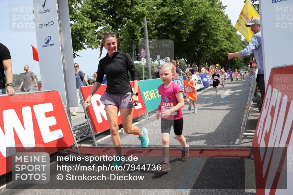 15.06.2025 - REWE Women's Run Strokosch-Dieckow http://msf.ph/oto/7944736 15.06.2025 11:36:35 Ziel 109, 127, 171, 215, 259, 272, 279, 307, 320 meine-sportfotos.de