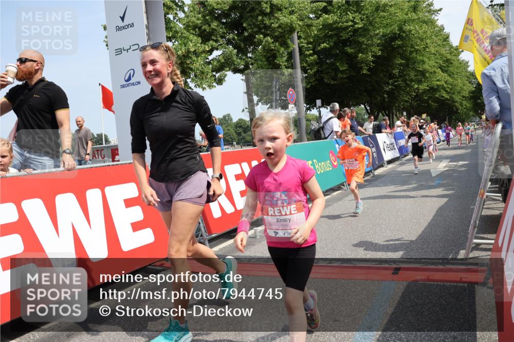 15.06.2025 - REWE Women's Run Strokosch-Dieckow http://msf.ph/oto/7944745 15.06.2025 11:36:35 Ziel 109, 127, 171, 215, 259, 272, 279, 307, 320 meine-sportfotos.de