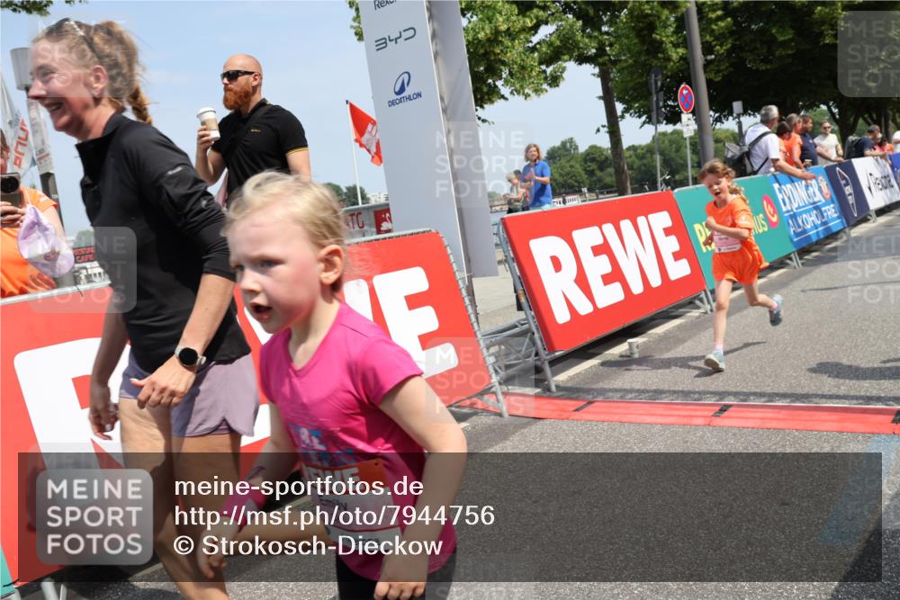 15.06.2025 - REWE Women's Run Strokosch-Dieckow http://msf.ph/oto/7944756 15.06.2025 11:36:36 Ziel 109, 127, 171, 215, 259, 272, 279, 307, 320 meine-sportfotos.de