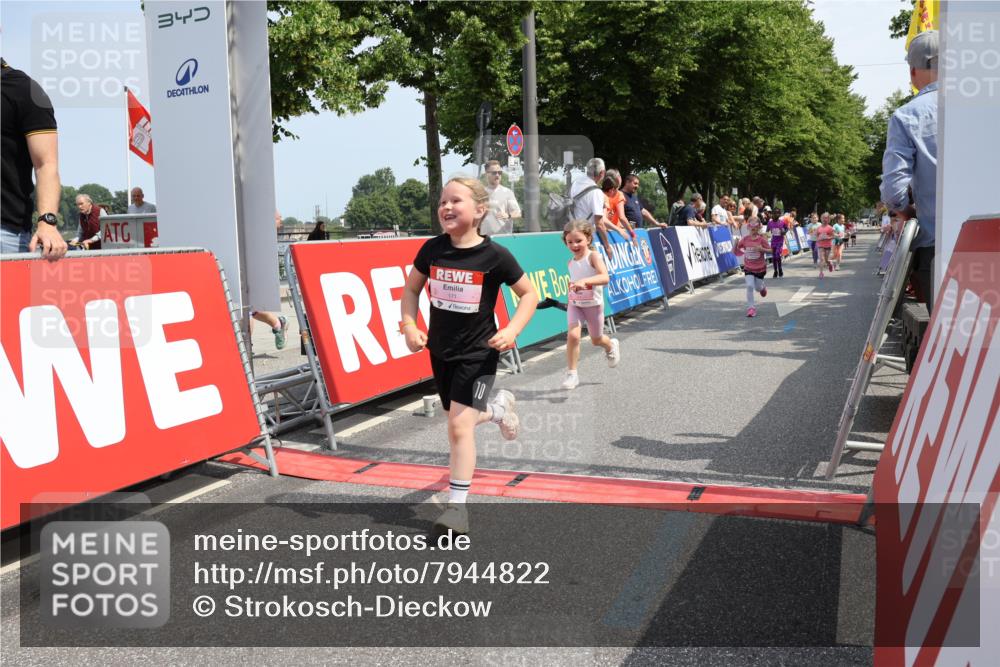 15.06.2025 - REWE Women's Run Strokosch-Dieckow http://msf.ph/oto/7944822 15.06.2025 11:36:38 Ziel 109, 134, 171, 193, 259, 272, 279, 307, 320 meine-sportfotos.de