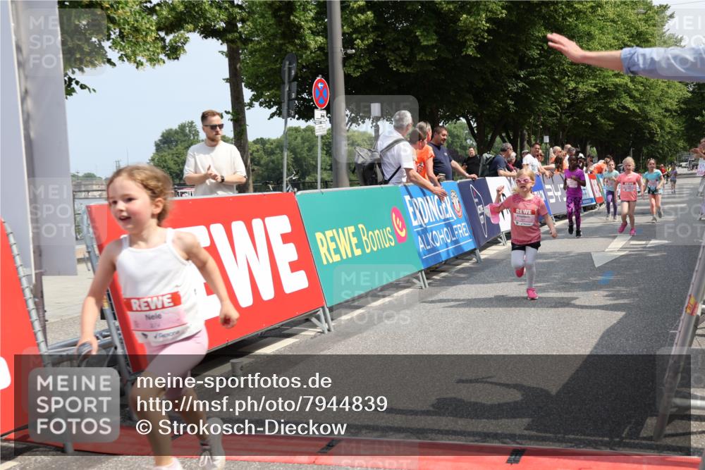 15.06.2025 - REWE Women's Run Strokosch-Dieckow http://msf.ph/oto/7944839 15.06.2025 11:36:39 Ziel 109, 134, 171, 193, 259, 272, 279, 307, 320 meine-sportfotos.de