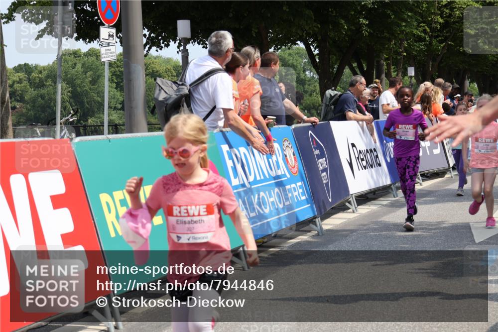 15.06.2025 - REWE Women's Run Strokosch-Dieckow http://msf.ph/oto/7944846 15.06.2025 11:36:40 Ziel 109, 134, 171, 193, 247, 248, 259, 279, 307, 320 meine-sportfotos.de