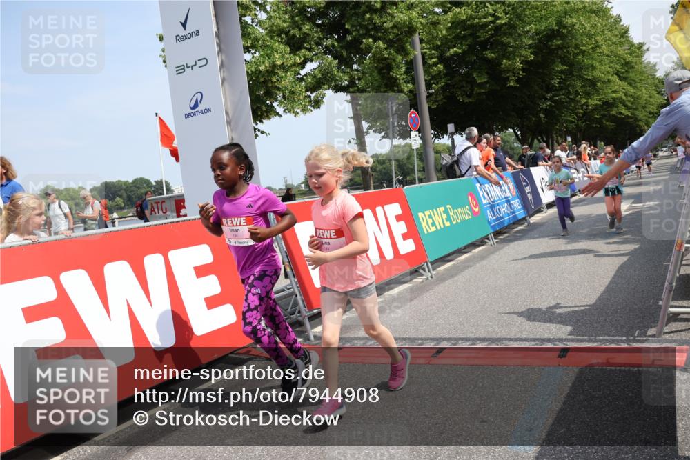 15.06.2025 - REWE Women's Run Strokosch-Dieckow http://msf.ph/oto/7944908 15.06.2025 11:36:44 Ziel 134, 171, 193, 247, 248, 279, 307 meine-sportfotos.de