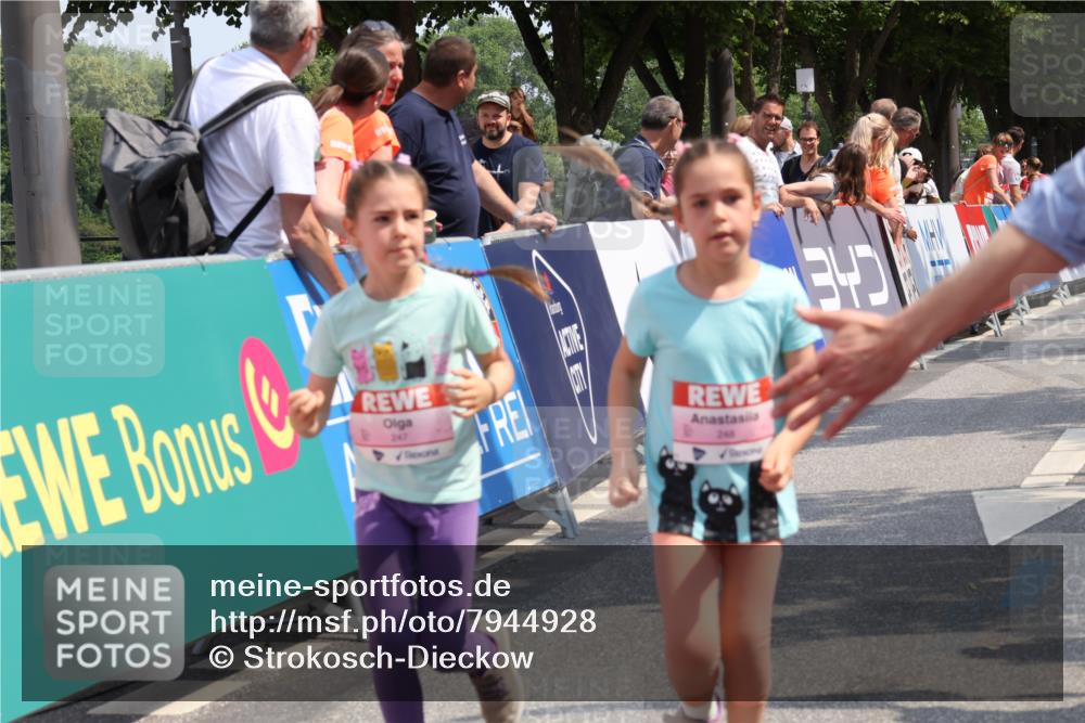 15.06.2025 - REWE Women's Run Strokosch-Dieckow http://msf.ph/oto/7944928 15.06.2025 11:36:45 Ziel 134, 171, 193, 247, 248, 279, 307 meine-sportfotos.de