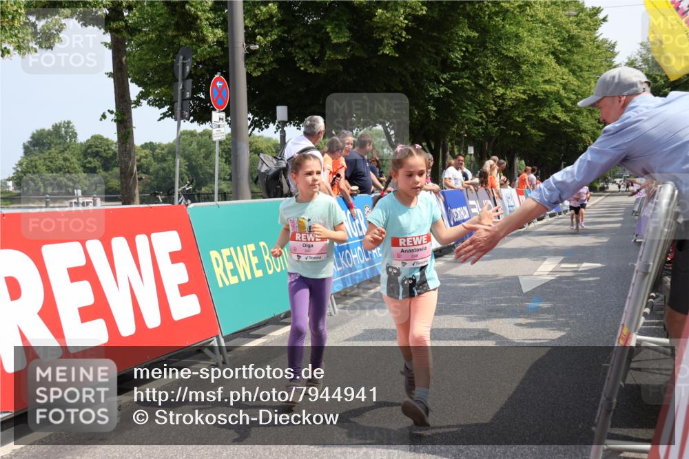 15.06.2025 - REWE Women's Run Strokosch-Dieckow http://msf.ph/oto/7944941 15.06.2025 11:36:45 Ziel 134, 171, 193, 247, 248, 279, 307 meine-sportfotos.de
